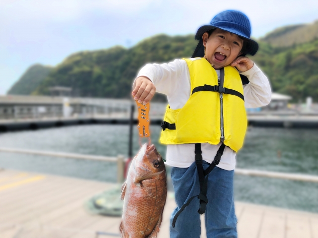 真鯛を釣った子供