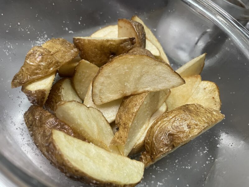 ポテトの塩をまぶす｜フィッシュアンドチップスの作り方とレシピ