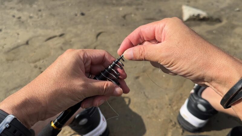 振り出し竿のラインを通しガイドをまっすぐ伸ばす方法